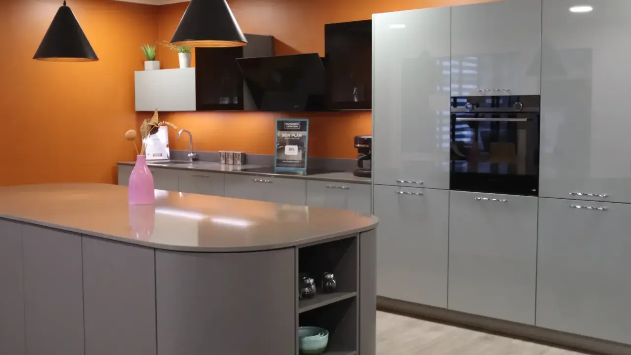 Aménagement d'une cuisine moderne avec îlot central et meubles gris laqué. Une **conception cuisine 3D** qui inspire.