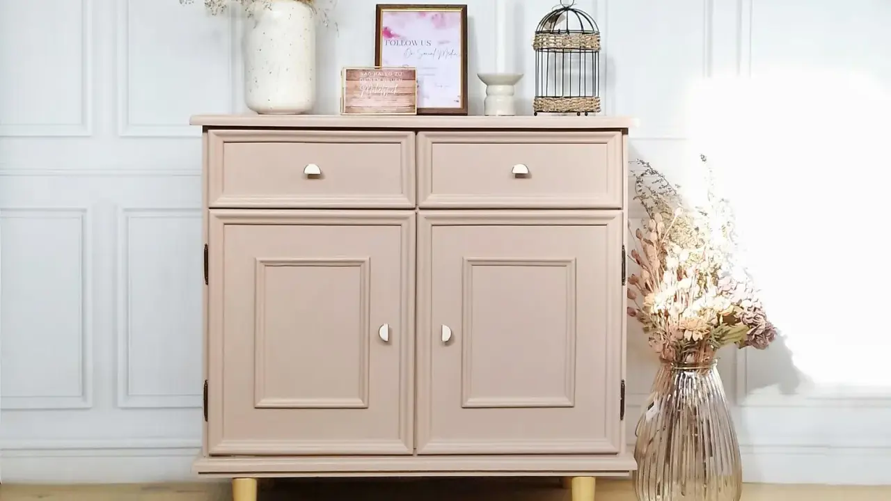 Meuble en bois repeint en rose poudré, une belle idée de couleur pour un relooking. Décoré avec des fleurs séchées et des cadres.