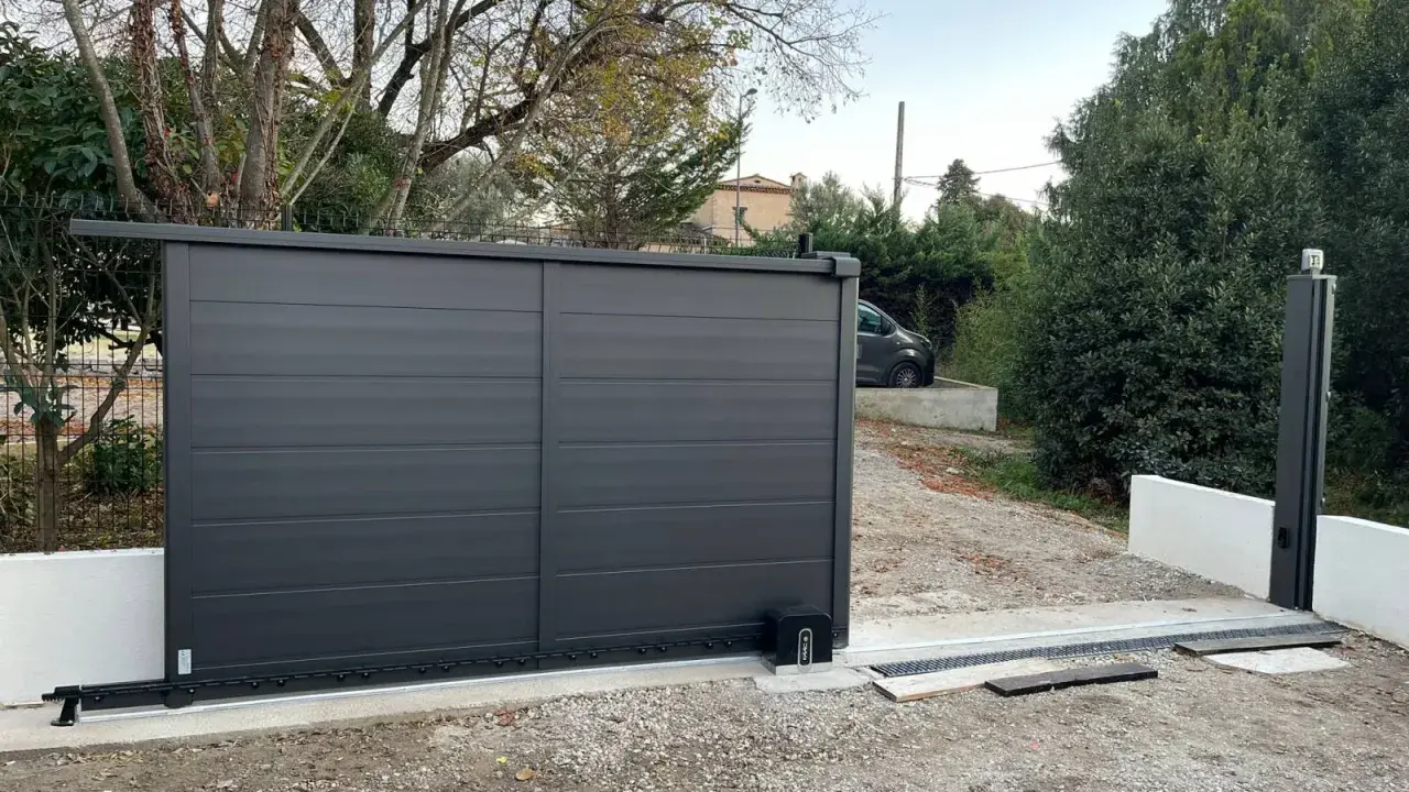 Emplacement moteur portail coulissant installé sur une nouvelle installation. Le portail est gris anthracite, moderne.
