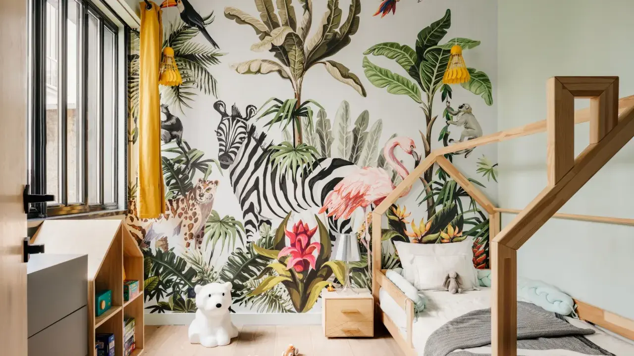 Une chambre d'enfant avec un mur jungle : zèbre, flamant rose, léopard, singe, toucan. Une excellente idée déco chambre enfant pour l'aventure !