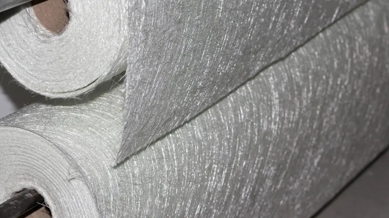 Rouleaux de fibre de verre, un matériau léger et résistant, prêt à être utilisé pour des projets de construction ou de réparation.
