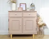 Meuble en bois repeint en rose poudré, une belle idée de couleur pour un relooking. Décoré avec des fleurs séchées et des cadres.