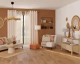 Un salon **cocooning salon bois et blanc** avec canapé, fauteuil, table basse et console. Décoration murale en rotin et coussins aux motifs géométriques.