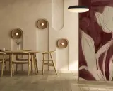Peinture pour papier peint avec des tulipes stylisées dans des tons bordeaux et crème, sur un mur texturé.