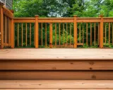 Une belle terrasse en bois, parfaite pour profiter des plus belles terrasse en bois avec vue sur la verdure.