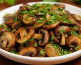Champignons de Paris poêlés, parsemés de persil frais. Un délice qui évoque la richesse de la culture champignon de Paris.