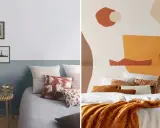 Deux lits douillets, l'un avec une tête de lit en peinture abstraite ocre et terre, l'autre avec une tête de lit peinte en deux tons bleu et blanc, ornée de cadres.
