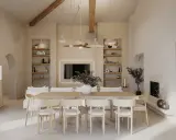 Un salon scandinave moderne aux tons clairs, avec une grande table en bois, des chaises épurées, des étagères murales et une cheminée.