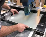 Main tenant du plexiglas pour le couper au cutter.