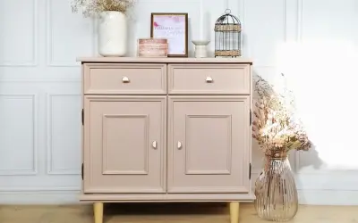Meuble en bois repeint en rose poudré, une belle idée de couleur pour un relooking. Décoré avec des fleurs séchées et des cadres.