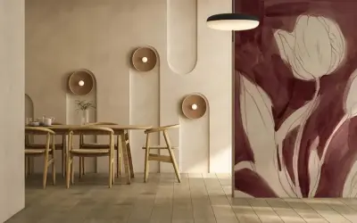 Peinture pour papier peint avec des tulipes stylisées dans des tons bordeaux et crème, sur un mur texturé.