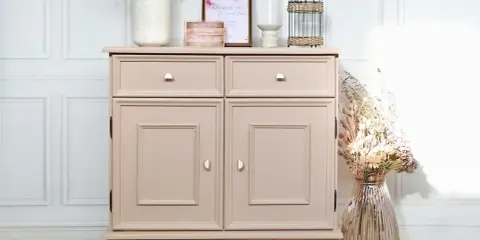 Meuble en bois repeint en rose poudré, une belle idée de couleur pour un relooking. Décoré avec des fleurs séchées et des cadres.