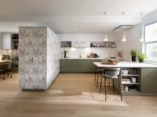 Une cuisine moderne avec des armoires vert sauge et un mur à motifs floraux. La peinture salle à manger 2 couleurs crée un espace chaleureux et invitant.