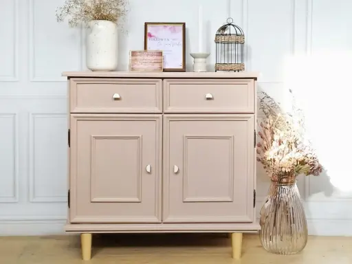 Meuble en bois repeint en rose poudré, une belle idée de couleur pour un relooking. Décoré avec des fleurs séchées et des cadres.