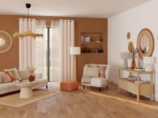 Un salon **cocooning salon bois et blanc** avec canapé, fauteuil, table basse et console. Décoration murale en rotin et coussins aux motifs géométriques.