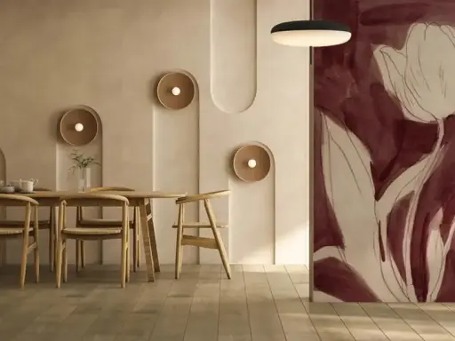 Peinture pour papier peint avec des tulipes stylisées dans des tons bordeaux et crème, sur un mur texturé.