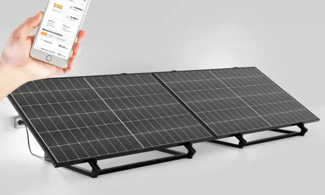Installation facile d'un panneau solaire plug and play. Une main tient un smartphone affichant les données de production et les avantages écologiques.