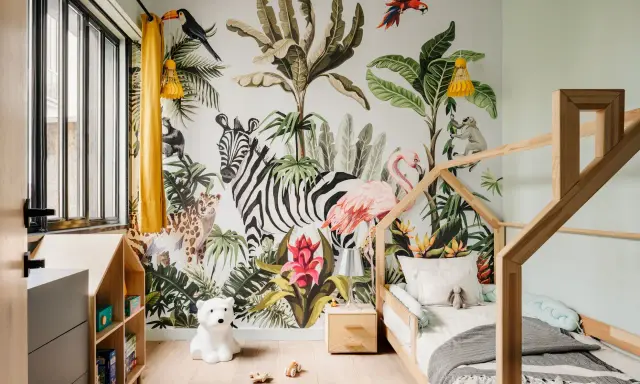 Une chambre d'enfant avec un mur jungle : zèbre, flamant rose, léopard, singe, toucan. Une excellente idée déco chambre enfant pour l'aventure !