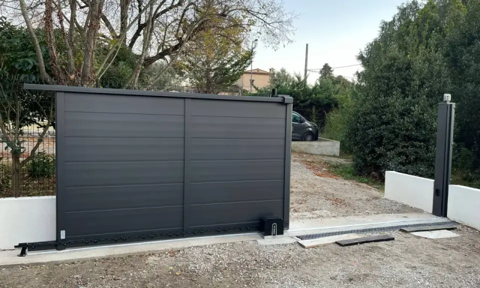 Emplacement moteur portail coulissant installé sur une nouvelle installation. Le portail est gris anthracite, moderne.