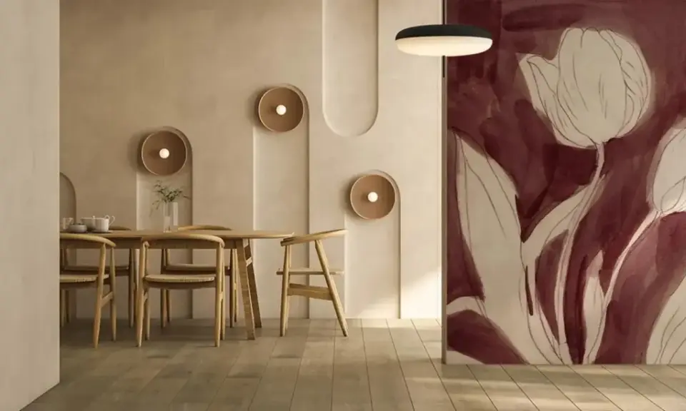 Peinture pour papier peint avec des tulipes stylisées dans des tons bordeaux et crème, sur un mur texturé.