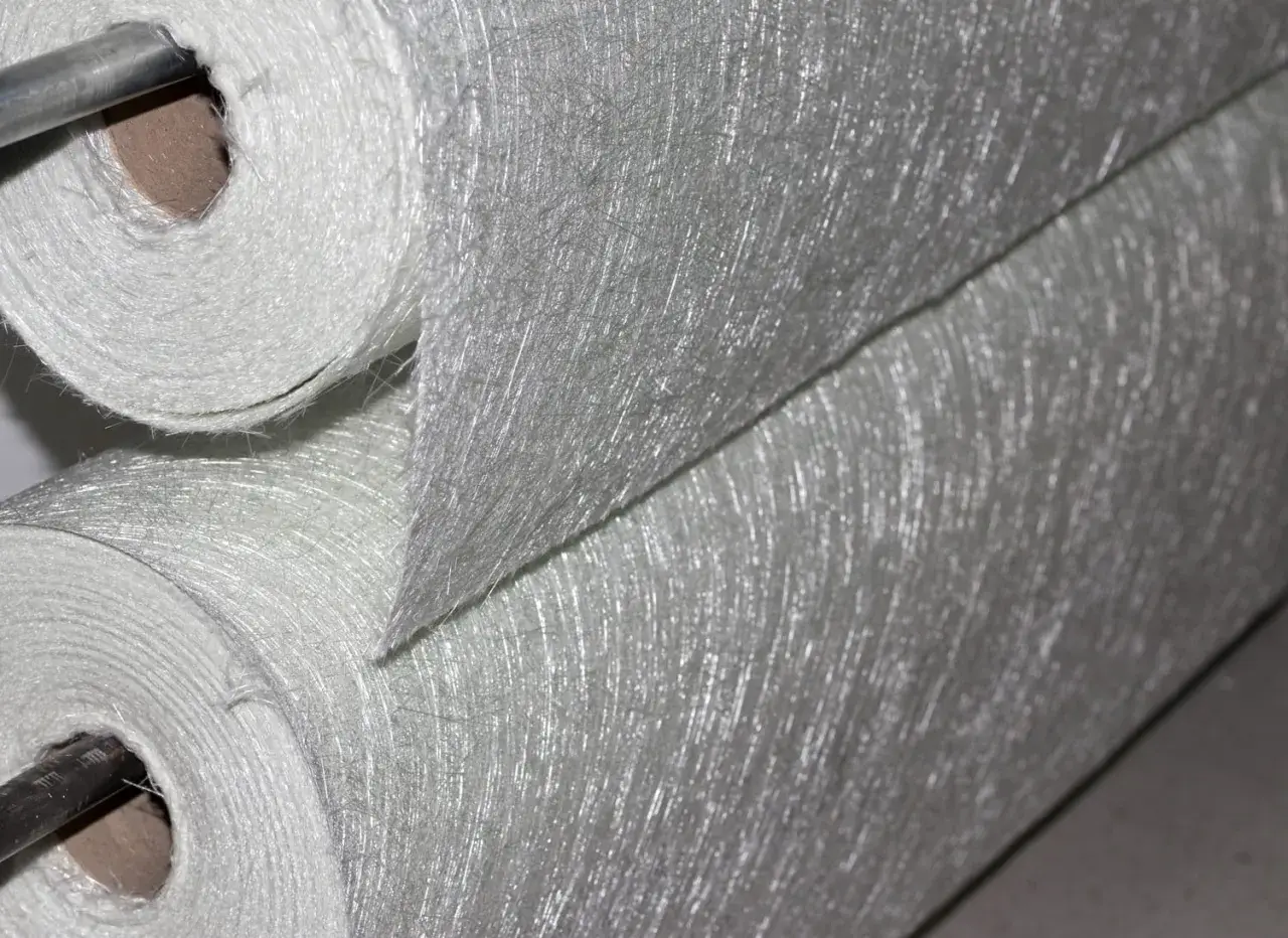 Rouleaux de fibre de verre, un matériau léger et résistant, prêt à être utilisé pour des projets de construction ou de réparation.