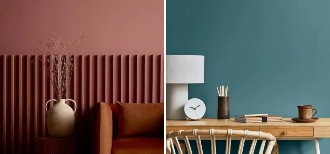 Ambiance cosy avec un mur rose poudré et des cannelures, et un bureau bleu canard. Ces couleurs tendance 2026 invitent à la sérénité.