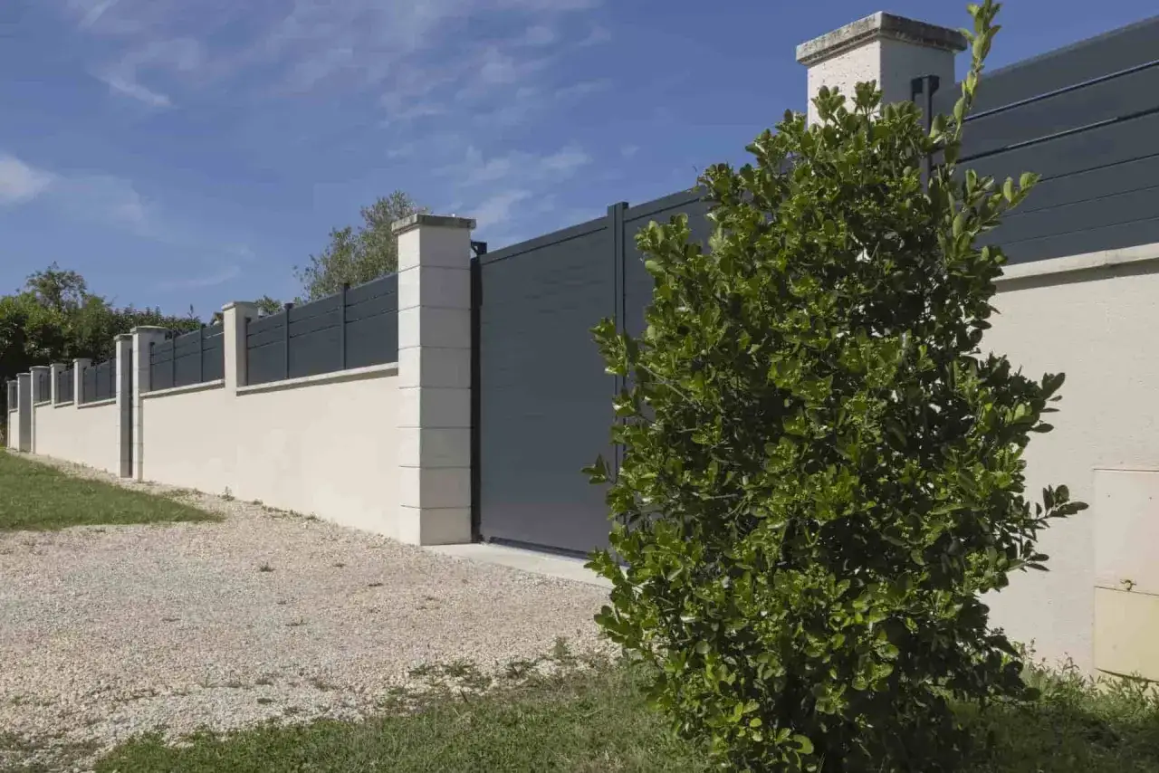 Une nouvelle cl&ocirc;ture moderne remplace une ancienne haie de thuyas, offrant une esth&eacute;tique &eacute;pur&eacute;e et une s&eacute;curit&eacute; accrue.