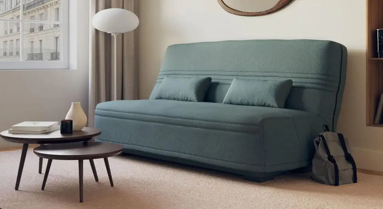Canap&eacute; convertible bleu canard, parfait pour un petit appartement, il se transforme en un clin d'&oelig;il en un confortable bz.