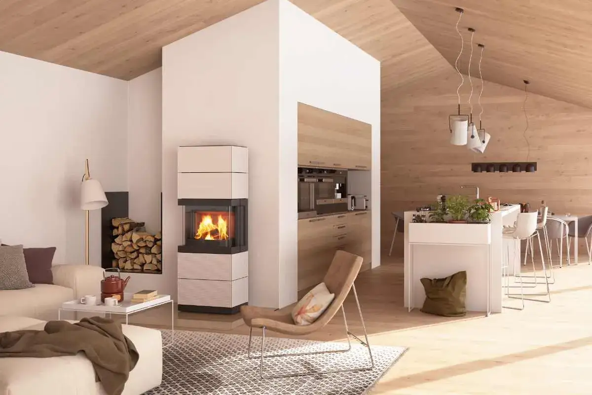 Un salon moderne avec un poêle à bois contemporain, des bûches empilées et une cuisine ouverte.