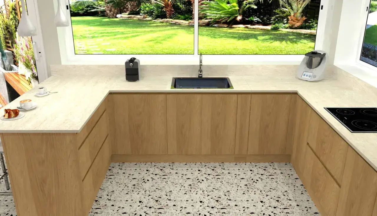 Une cuisine moderne en 3D avec des placards en bois clair, un plan de travail en pierre, un évier, une plaque de cuisson et une vue sur un jardin verdoyant.