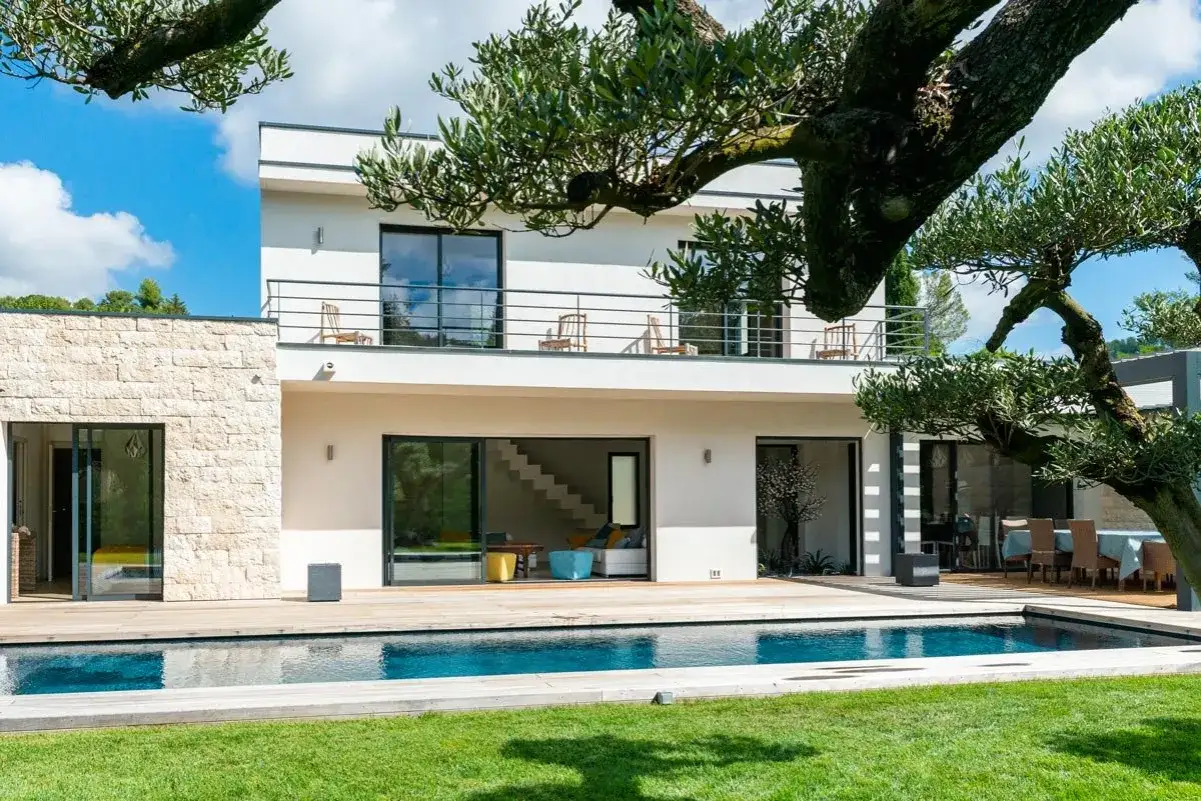 Maison moderne avec piscine, ambiance pool house proven&ccedil;al sous un olivier majestueux.