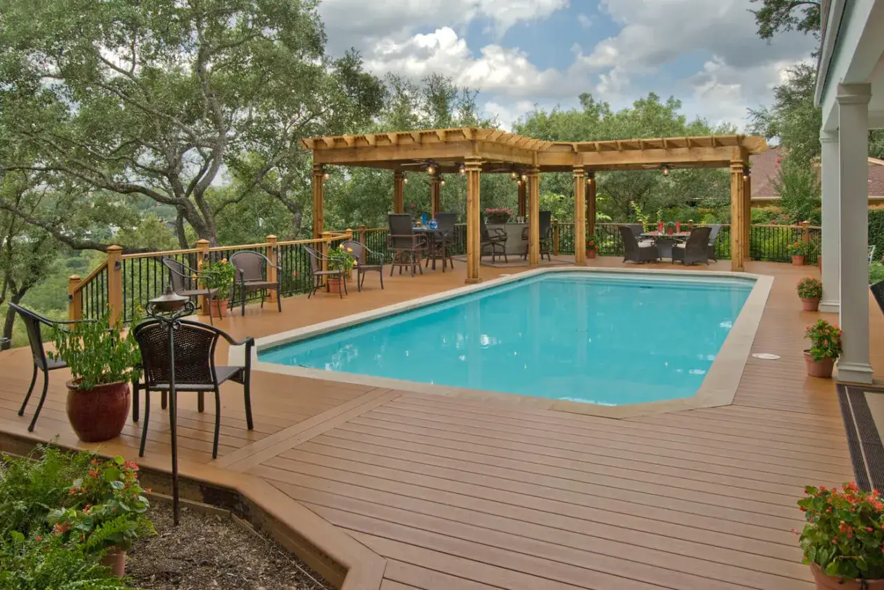 Un magnifique jardin avec piscine, entour&eacute; d'une terrasse en bois et d'une pergola. Parfait pour se d&eacute;tendre.