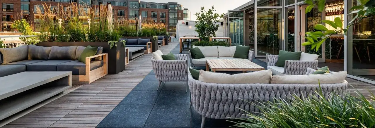 Une terrasse moderne avec des canapés confortables et des jardinières élégantes, parfaite pour une idée jardinière terrasse.