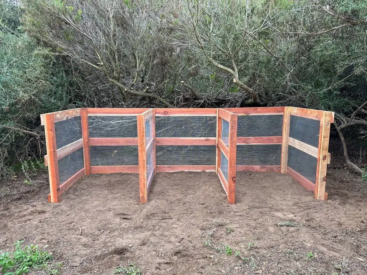 Structure en bois et grillage pour fabriquer un composteur à trois compartiments, prêt à être rempli de déchets organiques.