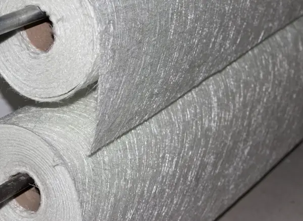 Rouleaux de fibre de verre, un matériau léger et résistant, prêt à être utilisé pour des projets de construction ou de réparation.