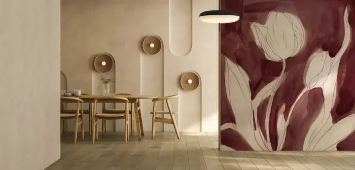 Peinture pour papier peint avec des tulipes stylisées dans des tons bordeaux et crème, sur un mur texturé.